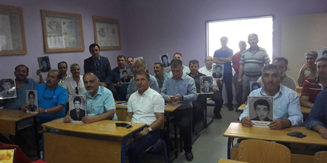 33 yıl sonra aynı sınıfta buluştular