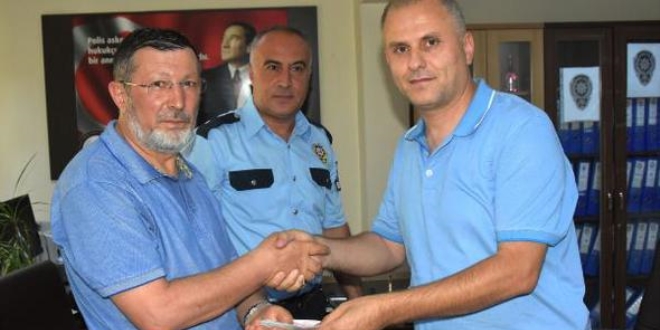 Emeklinin düşürdüğü kurban parasını polis buldu
