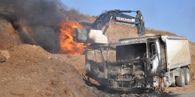 PKK'lı teröristler 5 iş makinesini ateşe verdi