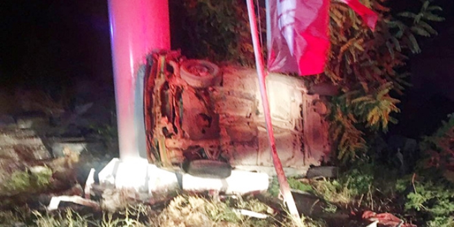 Otomobil �arampole devrildi: 1 �l�, 3 yaral�