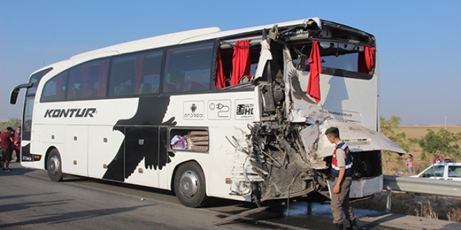 T�r yolcu otob�s�ne �arpt�: Yaral�lar var
