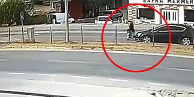 Oğlunu kurtarmak için yola çıktı, otomobil çarptı