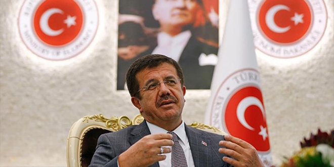 Bakan Zeybekci, kurbanını kendisi kesiyor