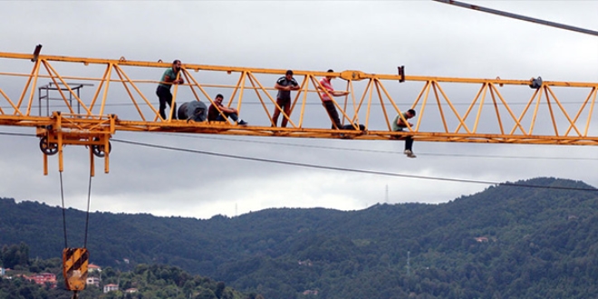 �cretlerini alamay�nca kule vincine ��kt�lar!