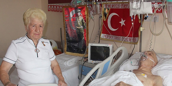 Atatürk sevgisini eşinin hastane odasına taşıdı