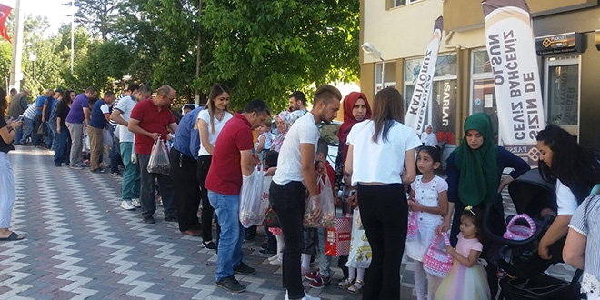 Bilecik'te 6 as�rl�k '�eker atma' gelene�i