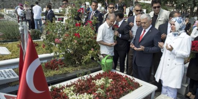 Babakan Yldrm'dan kabir ziyareti