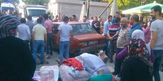 Otomobil pazar yerine girdi: 3 yaral�