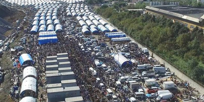 Kurban kesim merkezleri ve çevresinde izdiham