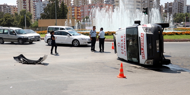 Adana'da ambulansla otomobil çarpıştı