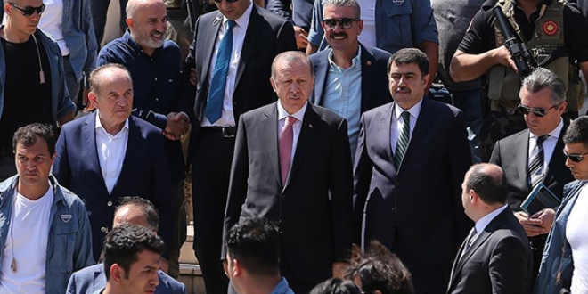 Erdoğan, cuma namazını İstanbul'da kıldı