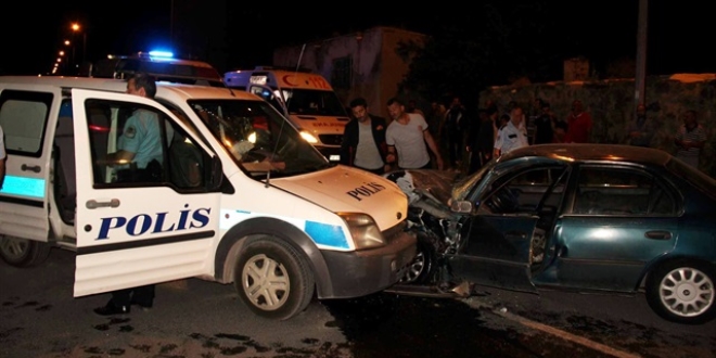 Dzce'de polis arac ile otomobil arpt: 1 polis yaral