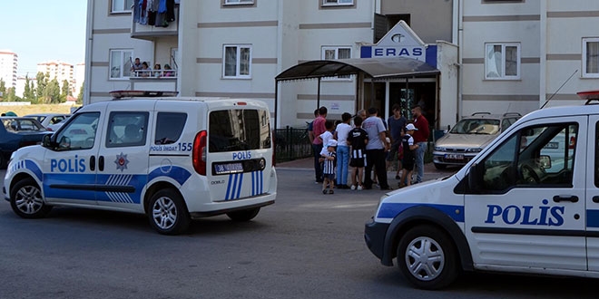 �niversite ��rencisi e�arb�yla kendisini ast�