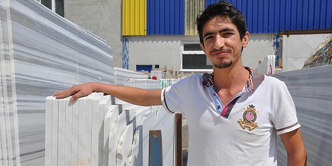 Suriyeli i adam Trk ortayla mermer ihra ediyor