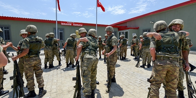 S�n�r karakolundaki Mehmet�ik'in bayram sevinci