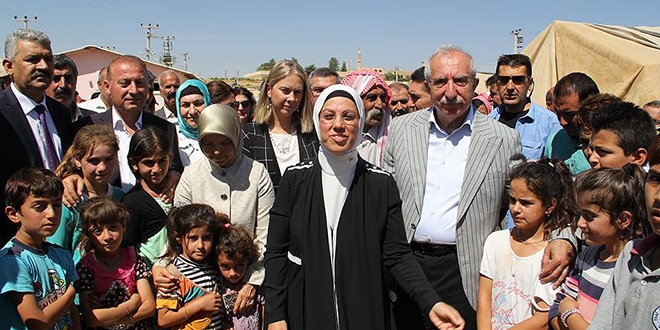 AK Parti heyeti sığınmacılarla bayramlaştı
