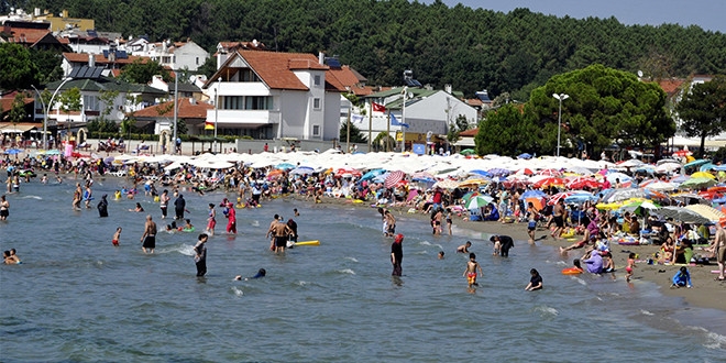 Antalya sahillerinde bayram tatili yo�unlu�u