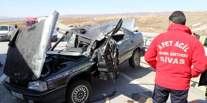 Sivas'ta trafik kazalar: 1 l, 4 yaral