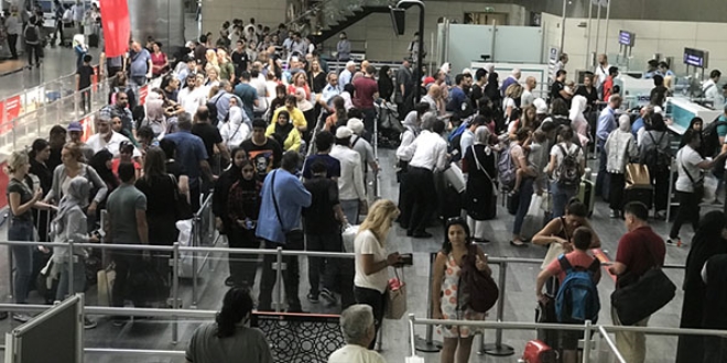 Atatürk Havalimanı'nda dönüş yoğunluğu