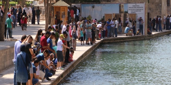 Şanlıurfa'da kutsal mekanlarda bayram yoğunluğu