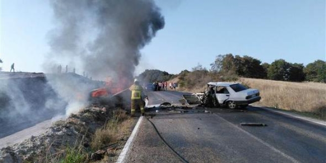 Bursa'da trafik kazas�: 2 �l�, 1 yaral�