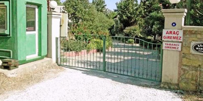 Bu mahallenin girişi kapıdan