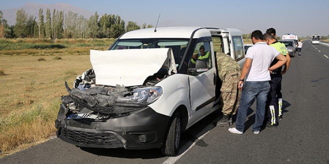 Düğün yolunda trafik kazası: 6 yaralı