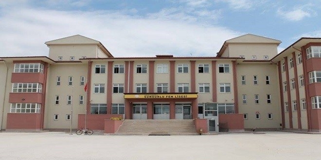Çorum'da rüzgar okulun çatısını uçurdu