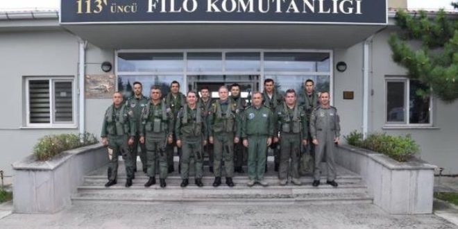 Orgeneral Akar, bombardıman uçağı ile uçtu
