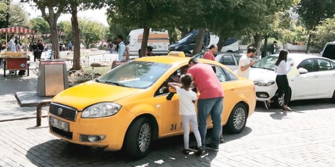 stanbul'da Trke konuan taksiye binemiyor