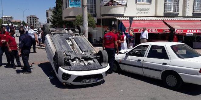 Bal�kesir'de zincirleme trafik kazas�: 4 yaral�