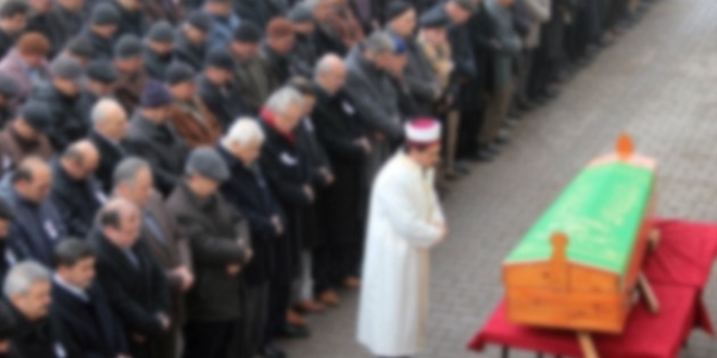 Babasının cenazesinde dua eden imamı bıçakladı