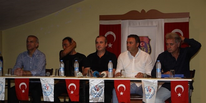 Eski milli futbolcular h�k�ml�lerle bulu�tu