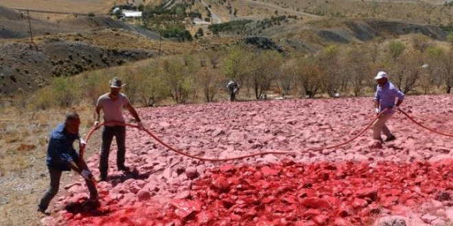 Taşlarla oluşturulan 2 bin metrekarelik Türk bayrağı yenilendi