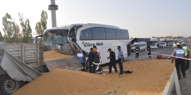 Ankara'da yolcu otobüsü ile TIR çarpıştı: 3 ölü