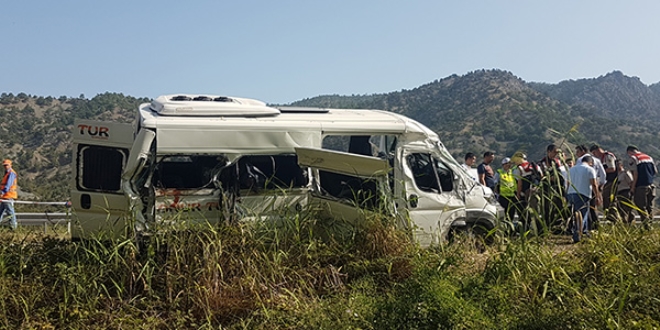 Cenaze yolunda kaza: 1 ölü, 14 yaralı