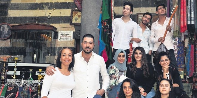 Barış türkülerinin kahraman öğretmeni