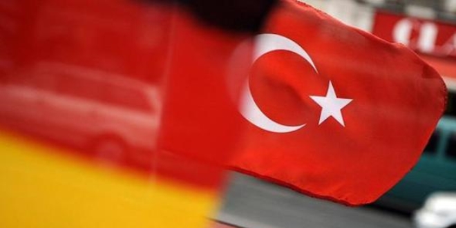 Almanya Türkiye'den gelen silah taleplerini askıya aldı