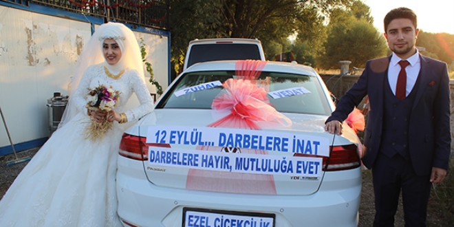 Gelin arabasında darbe karşıtı mesaj