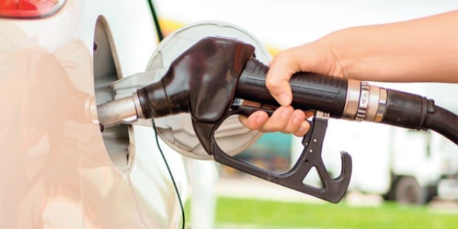 Dolar ve petrolde ya�anan d����, akaryak�t fiyatlar�na yans�mad�