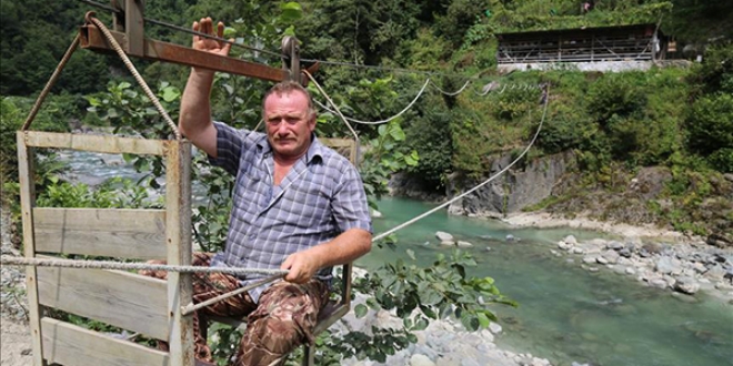 Arı kovanlarına ulaşım için teleferik sistemi kurdu