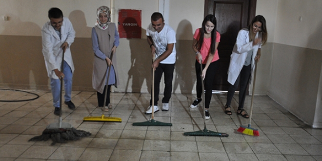 Öğretmenlerden okulda boya ve temizlik çalışması