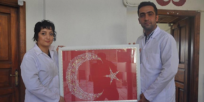 İranlı sanatçı çift Türk bayrağını tabloya işledi