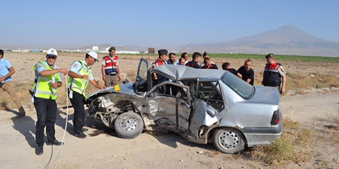Aksaray'da iki otomobil çarpıştı: 1 ölü, 2 yaralı
