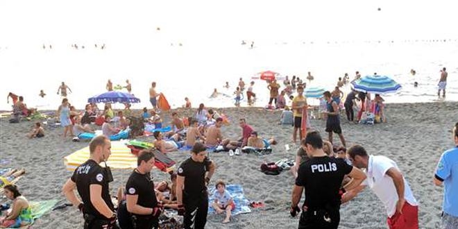 Plajda bira içen iki doktora para cezası