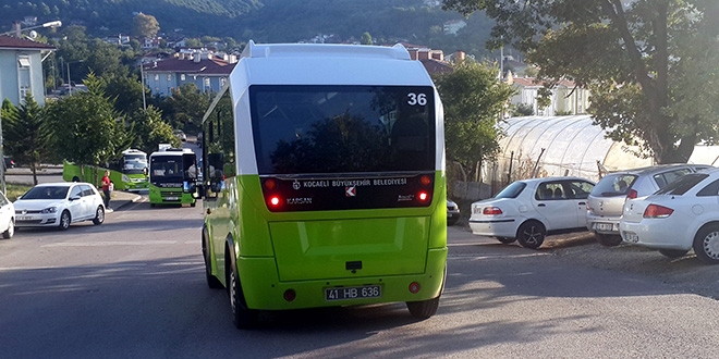 Kocaeli'de park halindeki yolcu midibüsü kurşunlandı
