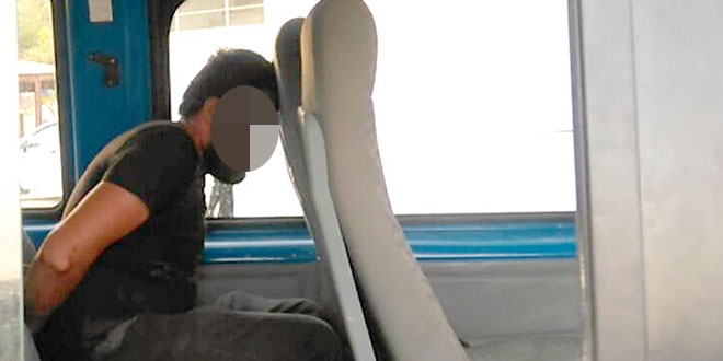 5 yaşındaki çocuğu başına taşla vurarak ağır yaraladı