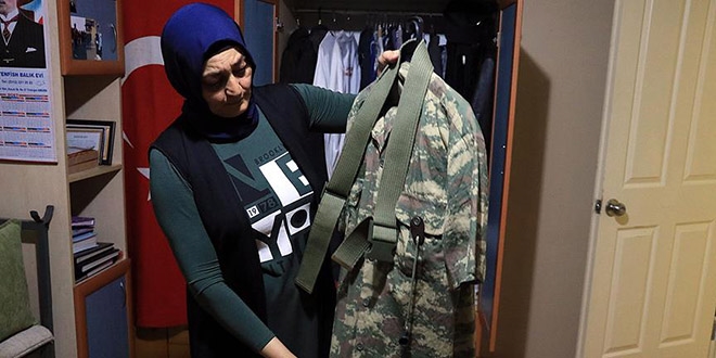 Şehit oğlunun hatıralarını odasında yaşatıyor