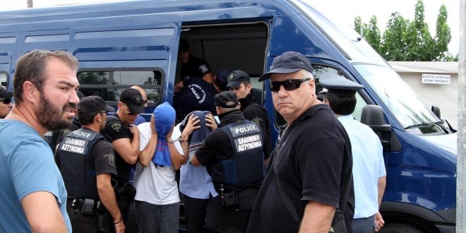 Yunanistan'a kaçak giren 2 Türk yakalandı
