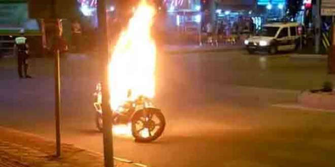 Polise kızdı, motosikletini yaktı